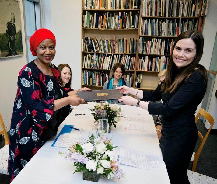 Katrín Jakobsdóttir forsætisrðaherra afhendir Phumzile Mlambo-Nguka viljayfirlýsingu norrænu ráðherranna.