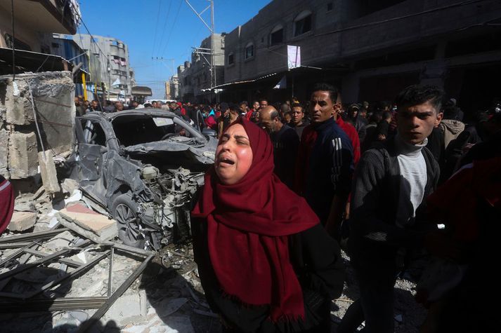 Algert vonleysi ríkir meðal Palestínumanna sem hafast við í Rafahborg. Tugir féllu, aðallega konur og börn, í loftárás Ísraelsmanna á íbúðarhús í borginni í dag.