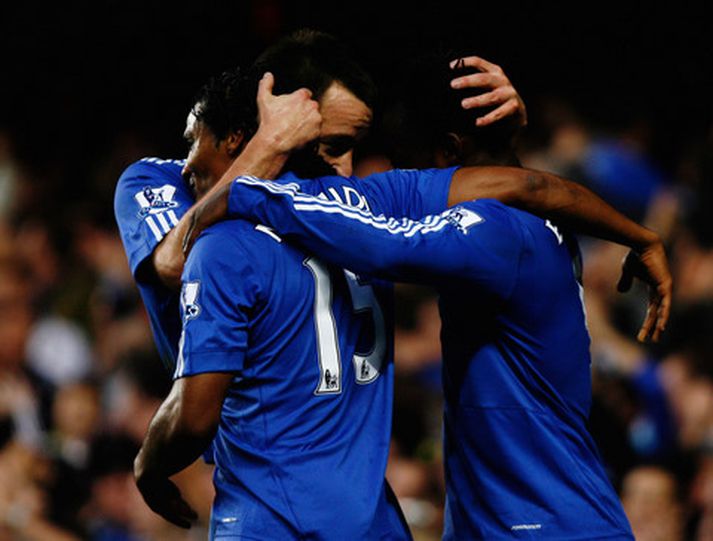 John Terry fagnar með markaskorurunum Florent Malouda og Michael Essien.