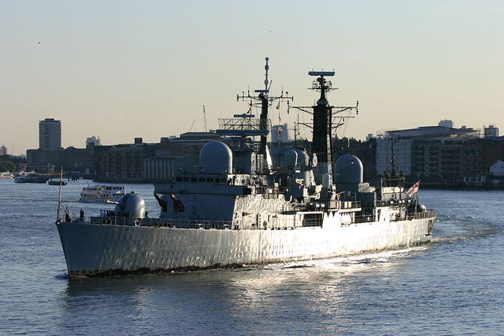 HMS Exeter á siglingu á Thames-á.