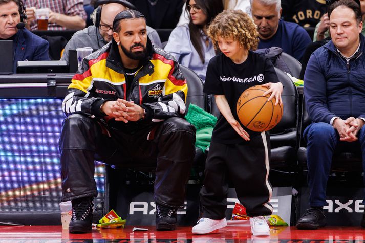 Drake ásamt syni sínum Adonis á körfuboltaleik í Kanada.