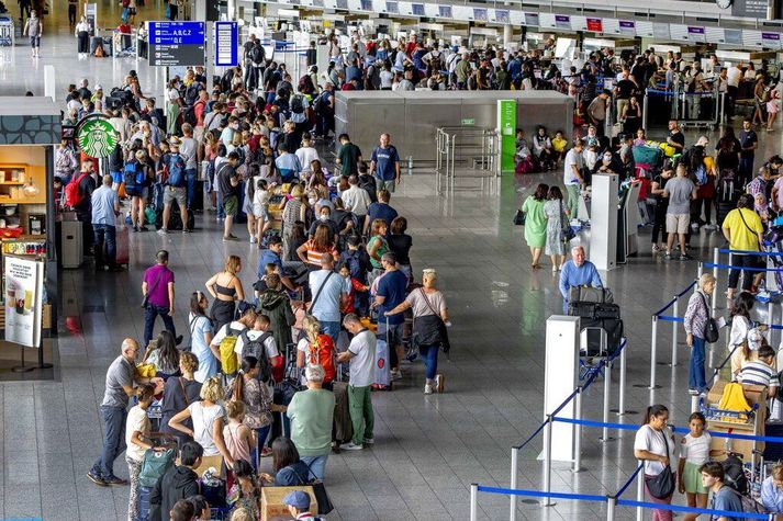 Talið er að rúmlega 130 þúsund farþegar muni finna fyrir aflýsingum meira en þúsund flugferða frá Frankfurt og München í dag og á morgun.