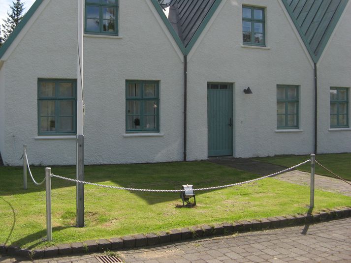 Nýreist girðingin sést á myndinni.