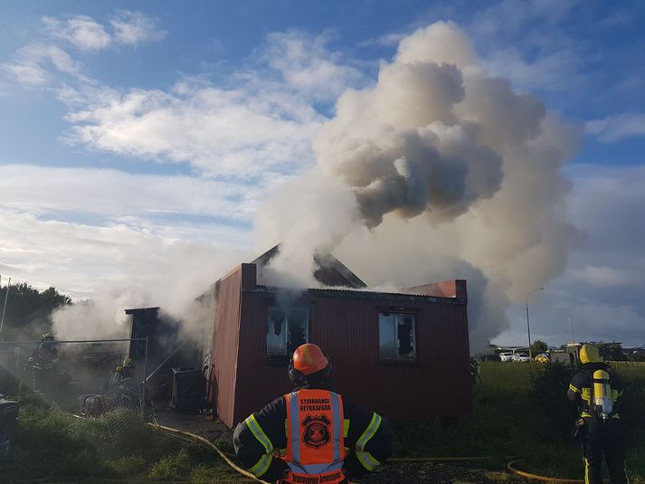 Mikill eldur logaði þegar slökkvilið bar að garði.