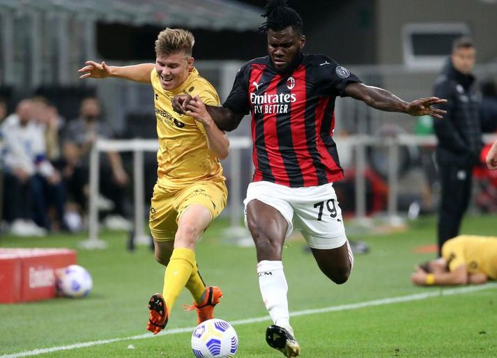 Alfons Sampsted í baráttu við Franck Kessie í leik Bodø/Glimt og AC Milan.