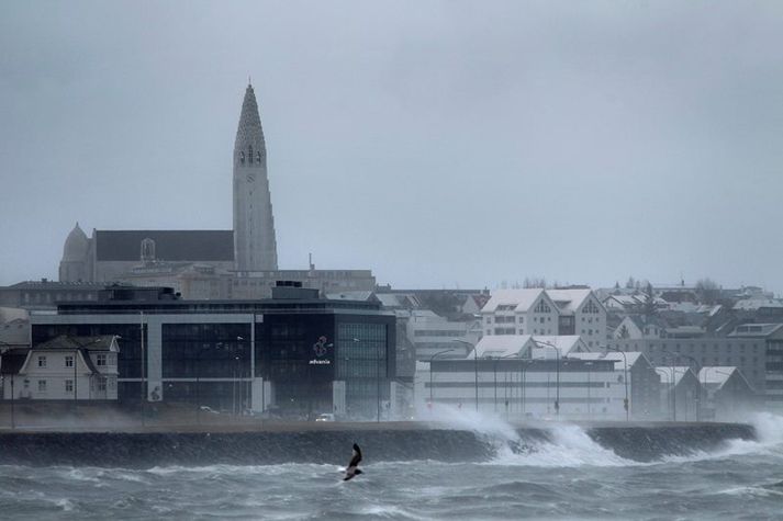 Búist er við stormi sunnan-og vestanlands í dag.