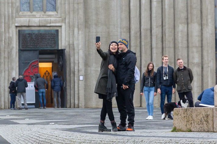 Hiti á landinu verður á bilinu sex til þrettán stig að deginum.