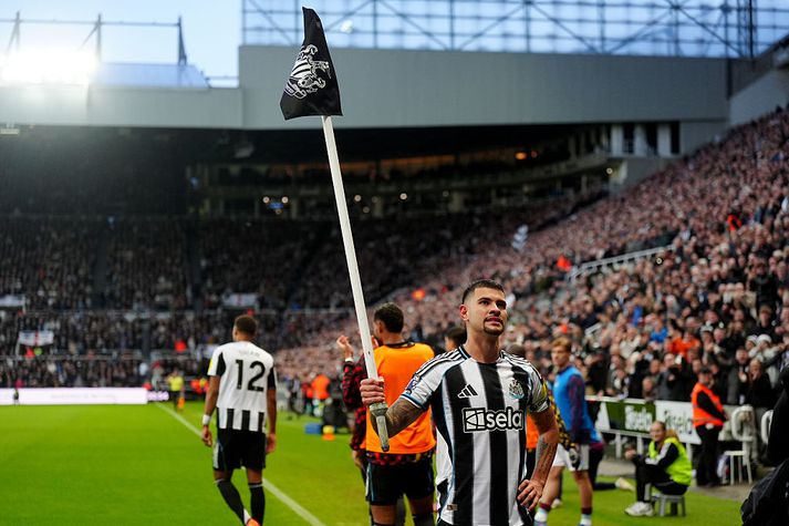 Ef einhvern tíma er tilefni til að fagna með hornfánanum.