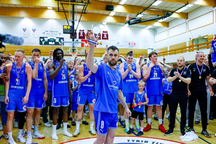 Ægir Þór tók við verðlaununum og lyfti svo Íslandsmeistaratitlinum þunga. 