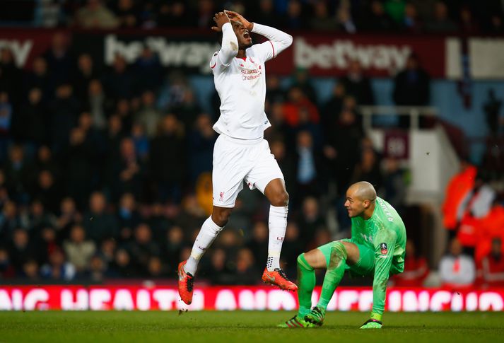 Benteke var miður sín eftir að hafa klúðrað dauðafæri í framlengingunni gegn West Ham.