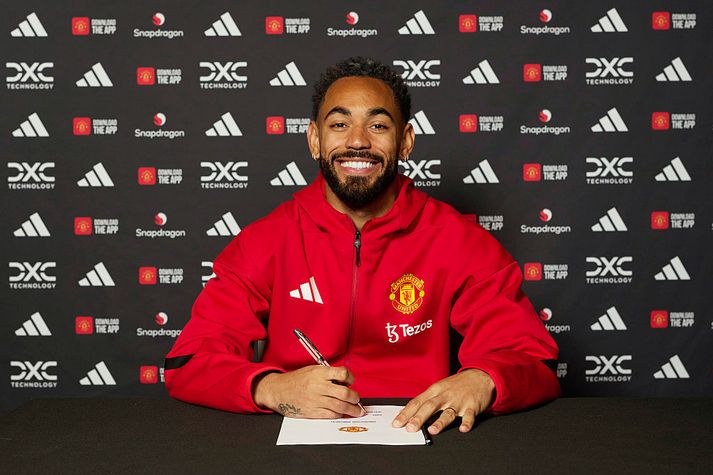 Matheus Cunha skrifar kátur undir samninginn.
