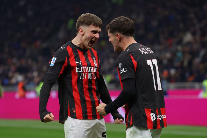 Christian Pulisic fagnar marki sínu með liðsfélaga sínum, Alexis Saelemaekers.