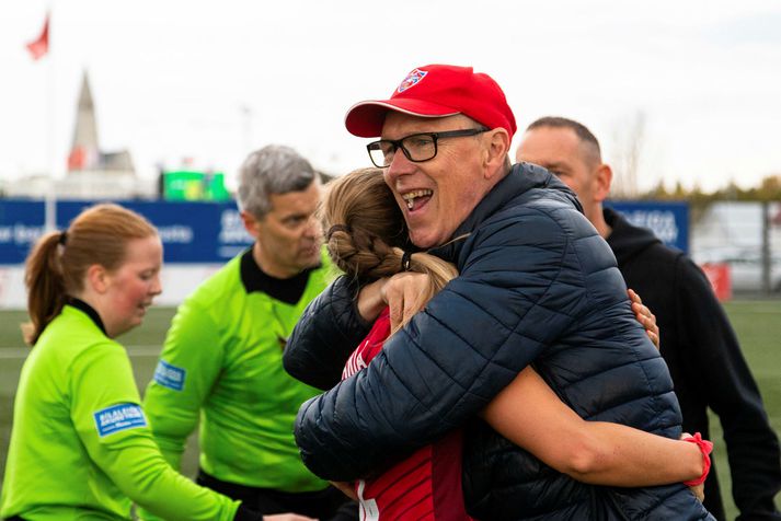 Pétur Pétursson fagnar Íslandsmeistaratitlinum með Valskonum síðasta haust.