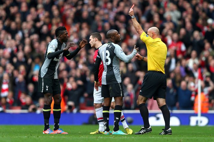 Howard Webb hendir hér Adebayor af velli.