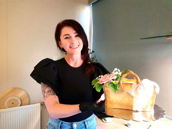 Angelika Dedukh, kökuskreytingarkona með meiru frá Rússlandi en hún býr á Selfossi með Þresti og börnum. Kökurnar hennar hafa slegið á gegn á Selfossi en hún bakar m.a. eftir pöntunum og skreytir kökurnar eins og óskað er eftir.
