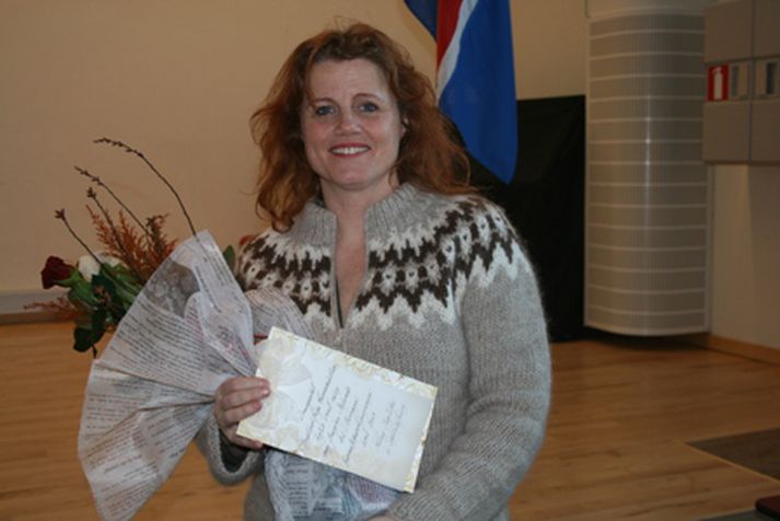 Kristín Helga Gunnarsdóttir tekur við tilnefningunni í Hjallaskóla í dag. Mynd/ Félag fagfólks á skólasöfnum.