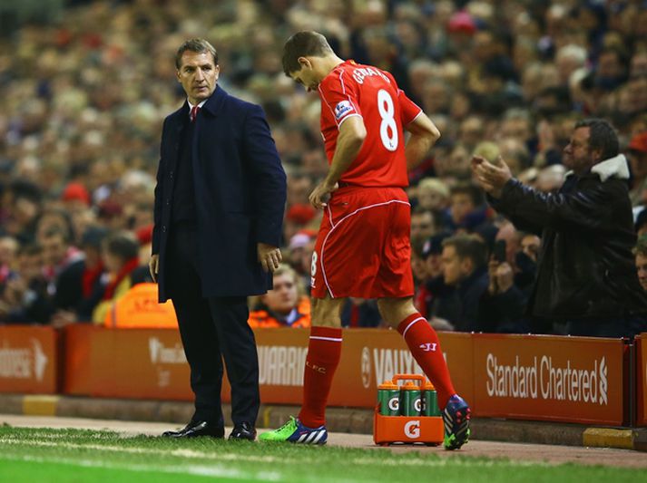 Gerrard býr sig undir að koma inn á gegn Stoke í gær.