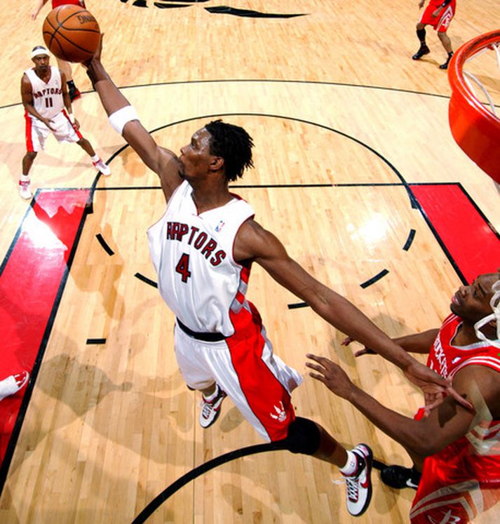 Chris Bosh tekur frákast í leiknum í nótt.