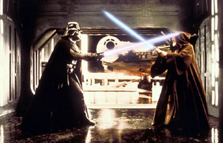 Jedi-riddarinn Obi Wan Kenobi berst við hinn illa Svarthöfða í skikkjunni frægu