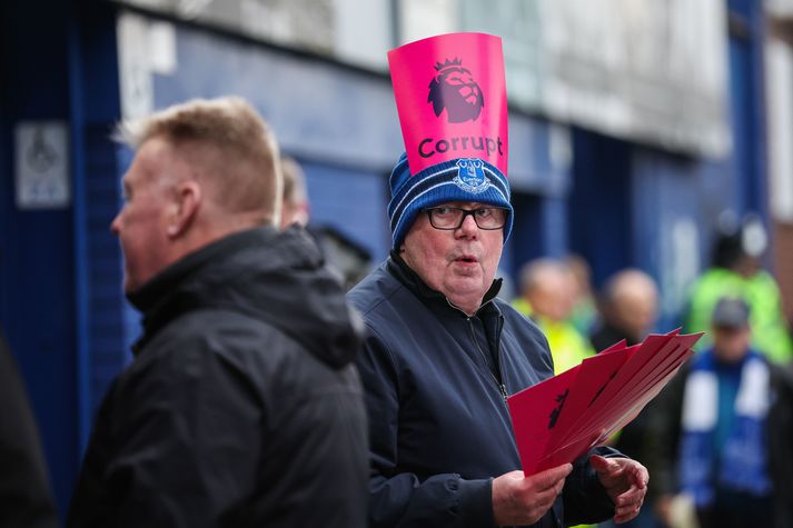 Stuðningsmenn Everton mótmæltu sumir dómnum fyrir leikinn við Manchester United um síðustu helgi, og telja hann til marks um spillingu.