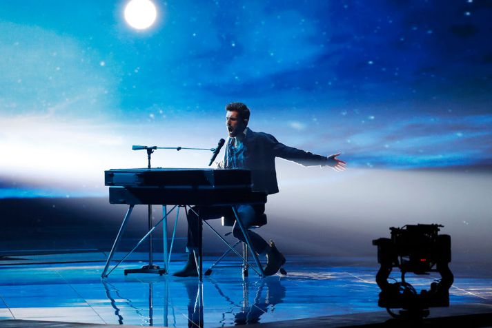 Duncan Laurence flytur sigurlagið í Eurovision á sviðinu í Tel Aviv í Ísrael í maí í fyrra.