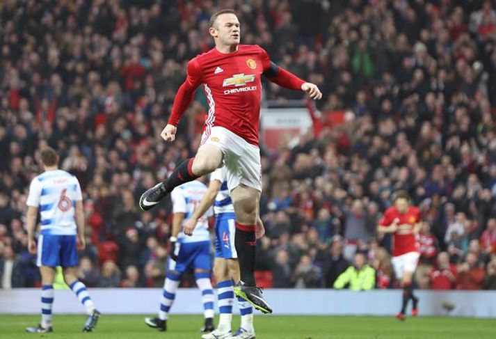 Rooney fagnar marki sínu.