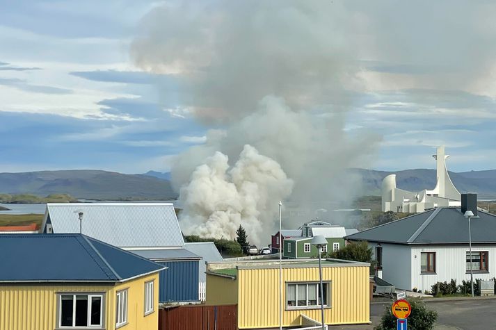 Slökkvilið hafði ráðið niðurlögum eldsins um tveimur klukkustundum eftir að tilkynning barst. 
