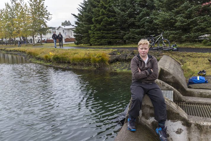 Einar Árni Bjarnason, eldri bróðirinn, fylgist spenntur með.