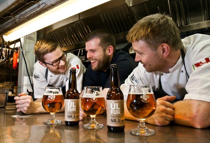 þeir Ólafur og Jóhannes, martreiðslumenn á Sjávarkjallarnum að smakka Úlf, nýja bjórinn frá Borg Brugghúsi, sem jafnframt er fyrsti India pale ale bjórinn sem bruggaður er á Íslandi. Með þeim á myndinni er Sturlaugur Jón Björnsson, bruggmeistari Ölgerðarinnar en saman gæddu þeir sér á Úlfi og saltfiski.