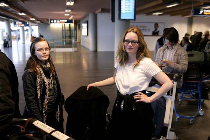 Hreindís Ylfa og Selma Björnsdóttir Rifu sig upp eldsnemma í flug til London en gripu í tómt eins og margir aðrir sem ætluðu frá Leifsstöð í gær til Evrópu.