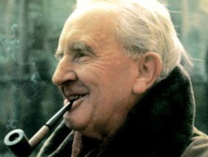 j.r.r. Tolkien Hobbitinn er byggður á samnefndri sögu Tolkiens frá árinu 1937.