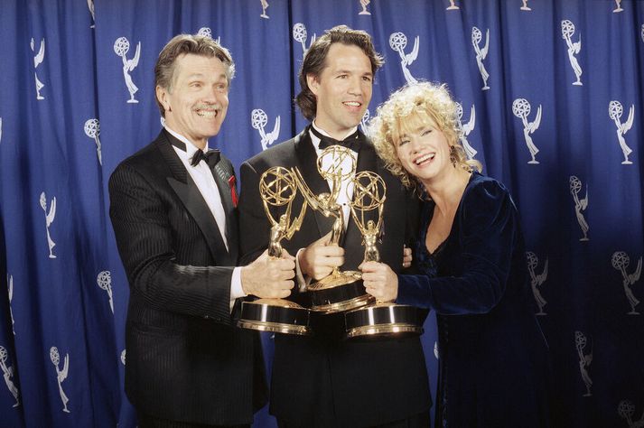 Skerritt hér lengst til vinstri ásamt David E. Kelley og Kathy Baker á Emmy-verðlaunahátíðinni 1993. 