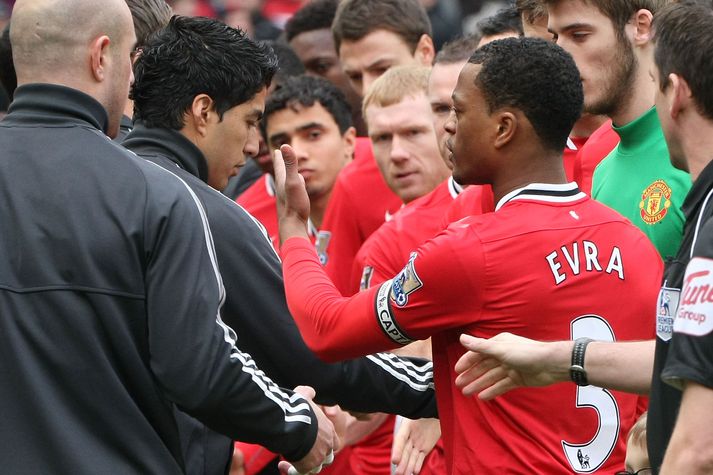 Frægt var þegar Luis Suarez neitaði að taka í höndina á  Patrice Evra fyrir leik Manchester United og Liverpool á Old Trafford árið 2012.