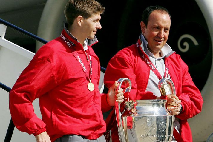 Rafael Benitez og Steven Gerrard með Meistaradeildarbikarinn 2005.
