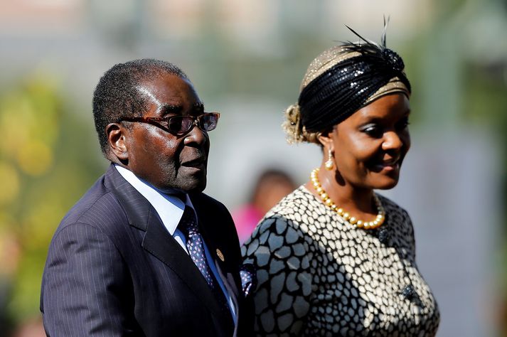 Robert Mugabe ásamt eiginkonu sinni, Grace Mugabe, í maí síðastliðnum. Grace var rekin úr Zanu-PF í dag.