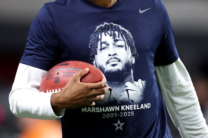 Leikmenn Dallas Cowboys hituðu upp í skyrtu með mynd af Marshawn Kneeland heitnum.