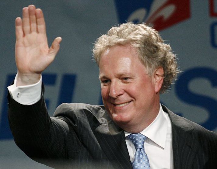 Jean Charest Fylkisleiðtogi frjálslyndra fagnar naumum sigri.