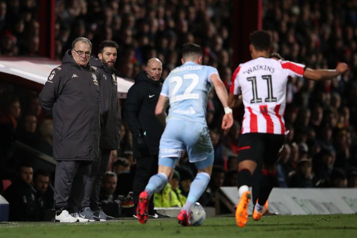 Marcelo Bielsa fylgist íhugull með leik Leeds og Brentford í kvöld.