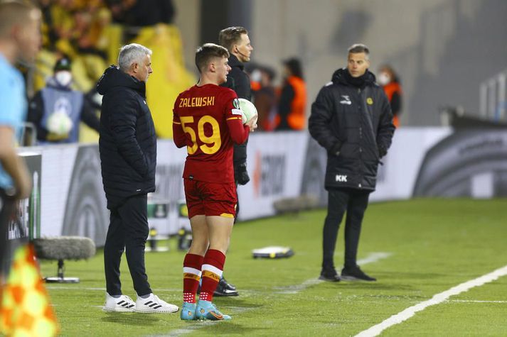 Bodo Glimt vs AS Roma epa09876681 Roma's coach Jose Mourinho (L), Roma's Nicola Zalewski (C) and Bodo Glimt's coach Kjetil Knutsen (R) during the UEFA Conference League quarter final, first leg soccer match between Bodo Glimt and AS Roma at Aspmyra stadium in Bodo, norway, 07 April 2022. EPA-EFE/Mats Torbergsen NORWAY OUT