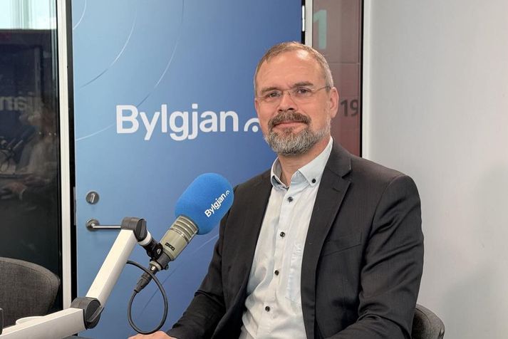 Segir krónuna kosta meira en hún skilar