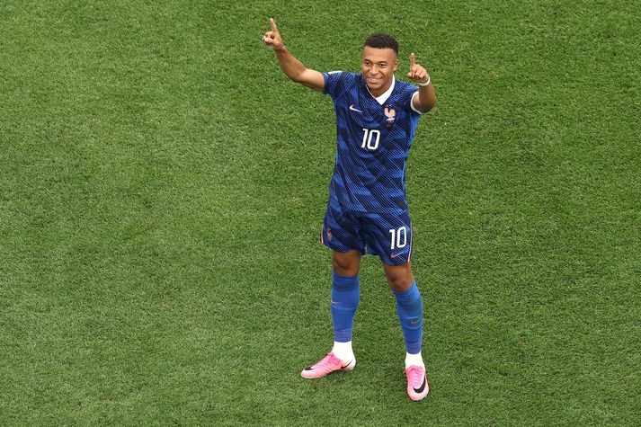 Kylian Mbappe skoraði tvívegis í nótt og fékk frábært tækifæri til að klára þrennuna.