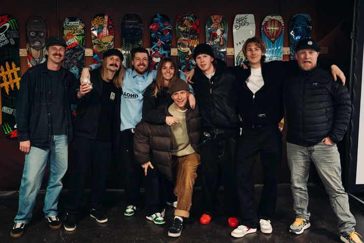 #YES snjóbrettateymið gerði sér glaðan dag. Frá vinstri: Víðir Björnsson, Halldór Helgason, Hlynur Skúli, Hrund Hanna Thor, Þórir Hlynur, Sigfinnur Böðvarsson, Birkir Georgsson & Ásgeir Höskuldsson.