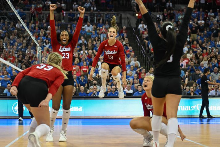 Liðsmenn Nebraska Cornhuskers fagna sigri á síðustu leiktíð. Blakliðið þeirra er gríðarlega vinsælt í Nebraska fylki.