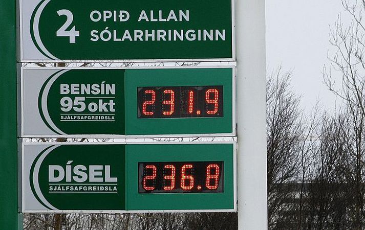 Bensínverð í dag Eldsneytisverð rauf 230 króna múrinn í gær þegar olíufélögin hækkuðu lítraverðið um fimm krónur. fréttablaðið/pjetur