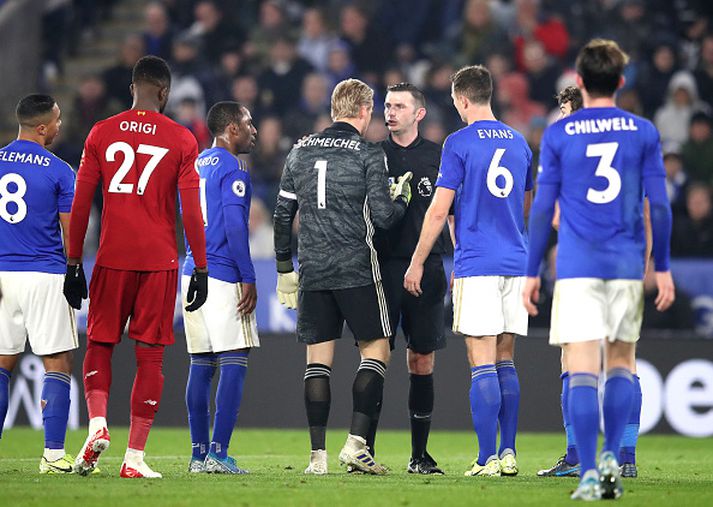 Sch­meichel ræðir við dómara leiksins, Michael Oliver.