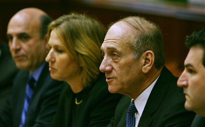 Frá ríkisstjórnarfundi í Ísrael. Ehud Olmert forsætisráðherra er í miðið til hægri en Tzipi Livni, utanríkisráðherra, er önnur frá vinstri.