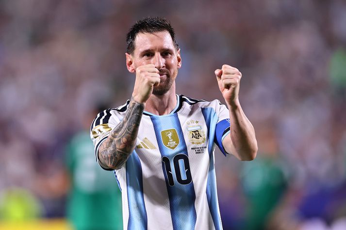 Lionel Messi brast í grát eftir fyrsta mark hans gegn Alsír í gær. Veikindi hrjá föður hans sem hefur haft áhrif á hann.