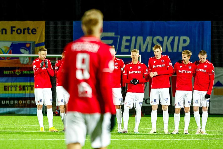 Valsmenn eru nú sex stigum á eftir topplið Víkings.