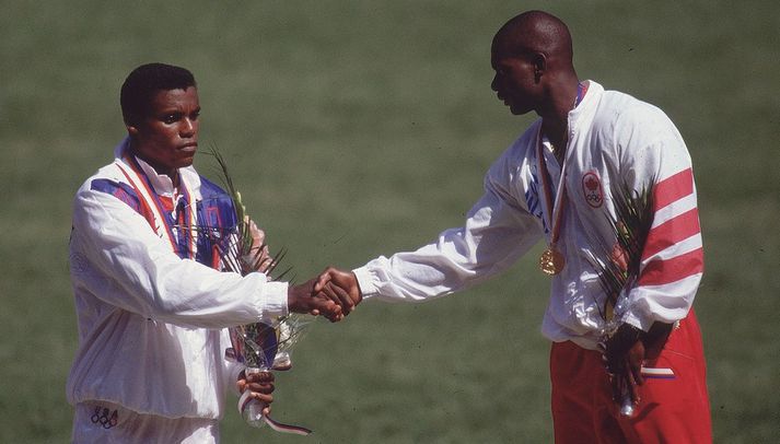 Ben Johnson og Carl Lewis takast í hendur á verðlaunapallinum í Seoul árið 1988. Síðar kom í ljós að Johnson hafið fallið á lyfjaprófi og sömu sögu gilti um Lewis nokkrum árum fyrr.