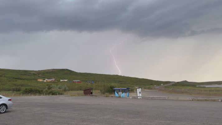 Hér má sjá eldingu slá niður.